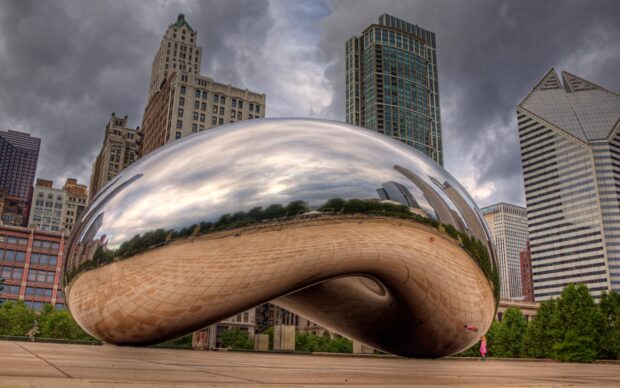 The Cloud Gate sculpture reflects the Chicago skyline clearly at Millennium Park, 2K Desktop Wallpaper