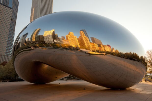The Cloud Gate reflects Chicago buildings and skyline during sunrise, 2K Desktop Wallpaper