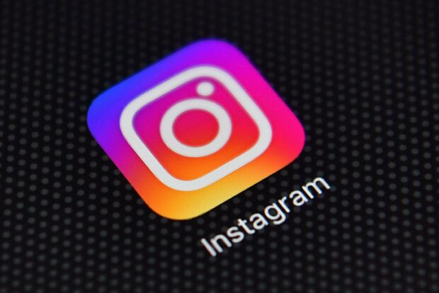 Colorful Instagram logo icon on digital screen with Instagram Wallpapers text, 2K Mobile Wallpaper