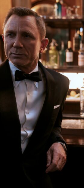 Daniel Craig is dressed in a classic black tuxedo with a bow tie inside a bar, HD Mobile Wallpaper