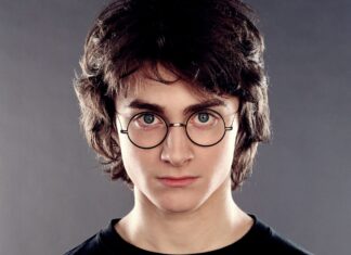 Daniel Radcliffe is looking straight at the camera with round glasses and serious expression, HD Desktop Wallpaper