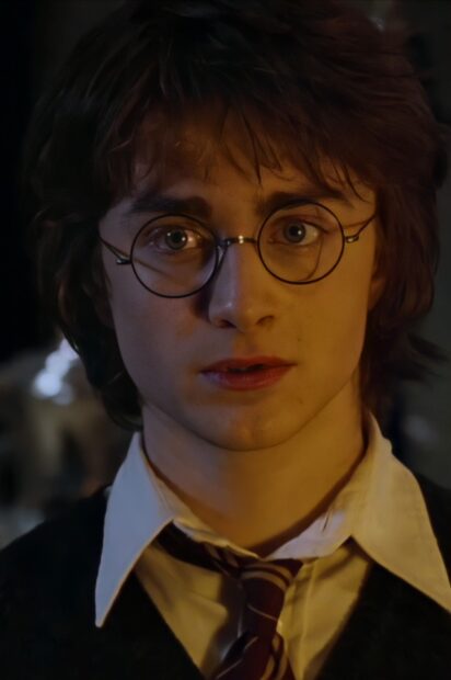 Daniel Radcliffe Wallpapers showing a close up of Daniel Radcliffe wearing round glasses, HD Phone Wallpaper