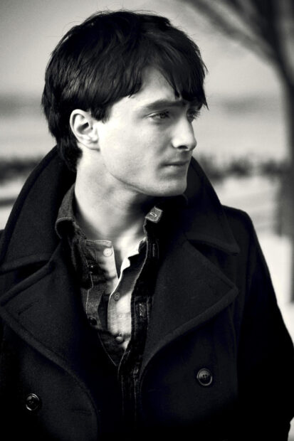 Daniel Radcliffe is looking carefully to the side dressed in a layered coat, HD Phone Wallpaper