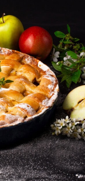 A freshly baked apple pie surrounded by two apples and white flowers, HD Phone Wallpaper