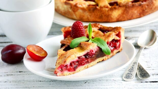 A fresh berry pie slice garnished with mint leaves on a white plate, HD Desktop Wallpaper