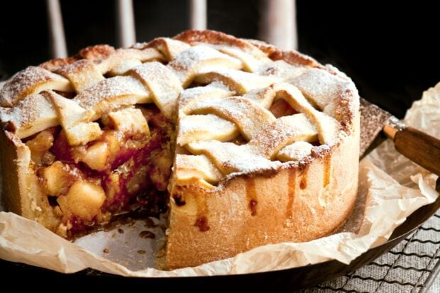 A delicious homemade pie filled with apple chunks and a lattice crust dusted with powdered sugar, 2K Desktop Wallpaper