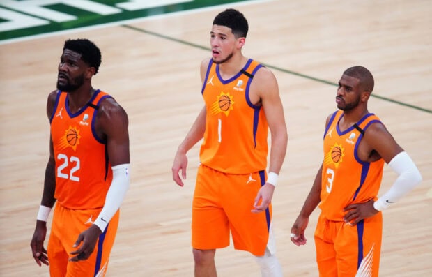 Devin Booker with teammates is focused during the basketball game, 2K Desktop Wallpaper