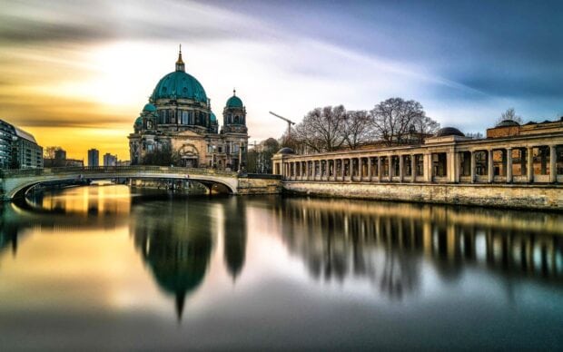 Hình nền Dom Berlin cho thấy nhà thờ lịch sử phản chiếu trên mặt nước sông êm đềm, Hình nền máy tính 2K