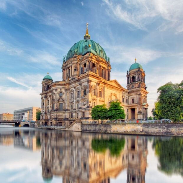 Hình nền tòa nhà Dom Berlin phản chiếu tuyệt đẹp trên dòng sông êm đềm dưới bầu trời nhiều mây, Hình nền máy tính HD