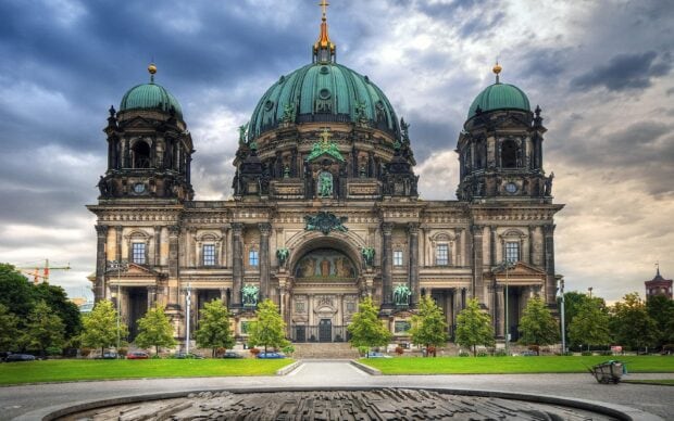 Nhà thờ Dom Berlin có kiến ​​trúc lịch sử với mái vòm xanh dưới bầu trời đầy kịch tính, Hình nền máy tính 2K