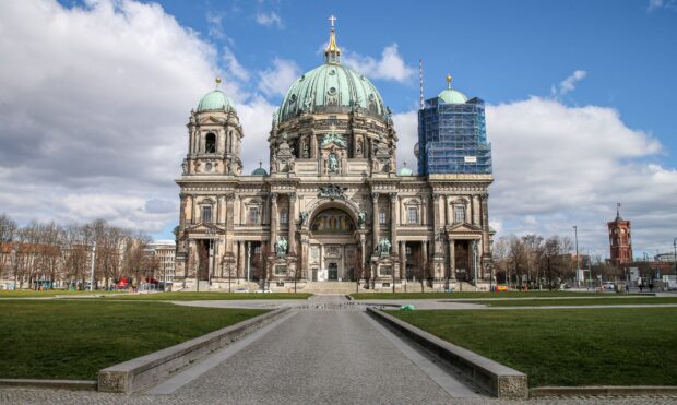 Tòa nhà Dom Berlin Wallpapers nổi bật dưới bầu trời nhiều mây, Hình nền máy tính HD