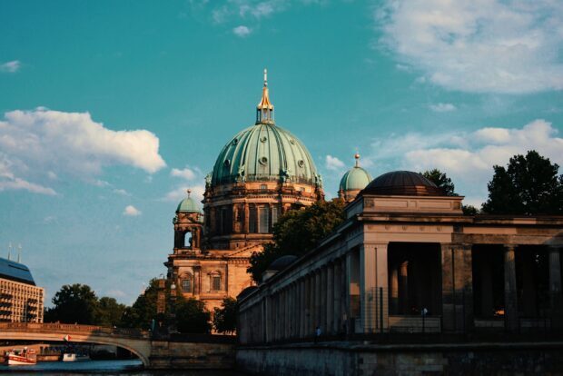 Nhà thờ Dom Berlin có kiến ​​trúc cổ điển dưới bầu trời xanh với những đám mây, Hình nền máy tính 2K
