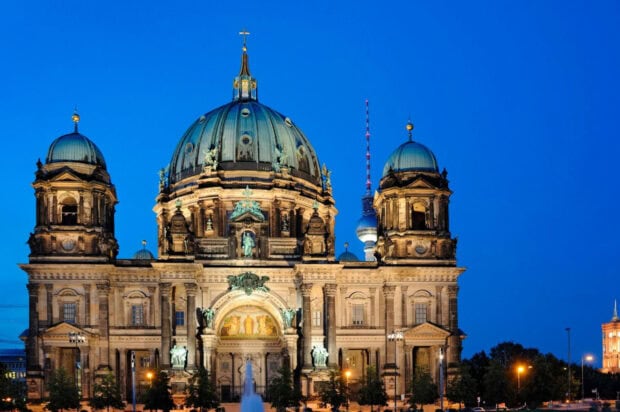 Tòa nhà Dom Berlin trưng bày các chi tiết kiến ​​trúc phức tạp trên nền trời xanh trong vắt buổi tối, Hình nền Dom Berlin, Hình nền máy tính HD