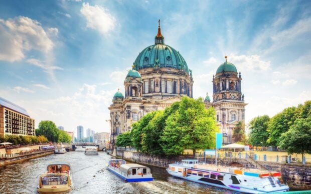 Hình nền Dom Berlin cho thấy nhà thờ lịch sử bên bờ sông với những chiếc thuyền ở phía trước, Hình nền máy tính 2K
