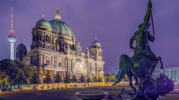 Nhà thờ Dom Berlin được chiếu sáng với một bức tượng ở phía trước dưới bầu trời màu tím, Hình nền máy tính HD