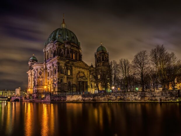 Hình nền Dom Berlin được thắp sáng bởi ánh đèn ấm áp phản chiếu trên mặt nước, Hình nền máy tính HD