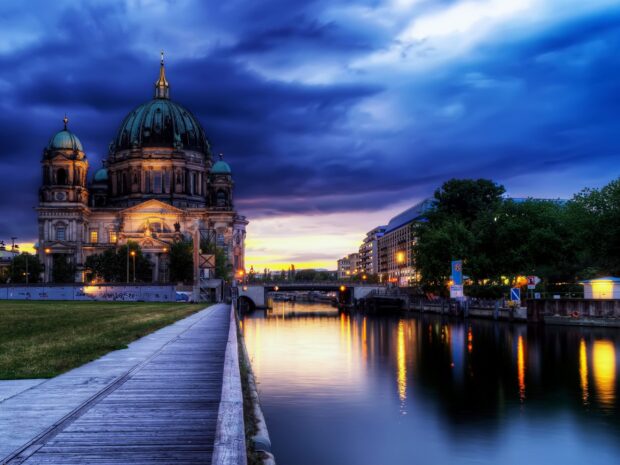 Nhà thờ Berlin lúc hoàng hôn với hình ảnh phản chiếu trên dòng sông và cảnh quan thành phố ở phía sau, Hình nền máy tính 2K