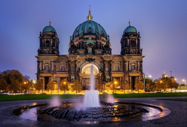 Hình nền Dom Berlin hiển thị vào ban đêm với ánh đèn và bầu trời trong xanh, Hình nền máy tính HD
