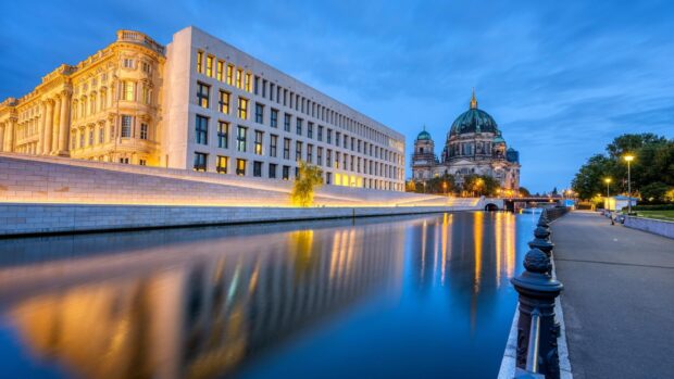Tòa nhà Dom Berlin có kiến ​​trúc tuyệt đẹp phản chiếu trên dòng sông êm đềm lúc chạng vạng, Hình nền máy tính HD