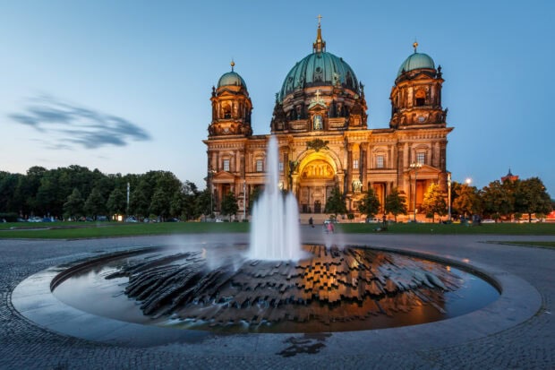 Tòa nhà Dom Berlin có mặt tiền được chiếu sáng với đài phun nước ở phía trước vào lúc hoàng hôn, Hình nền máy tính HD