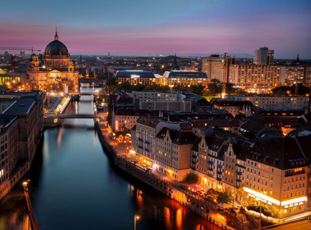 Hình nền Dom Berlin làm nổi bật dòng sông được chiếu sáng và các tòa nhà lịch sử trong thành phố lúc hoàng hôn, Hình nền máy tính HD
