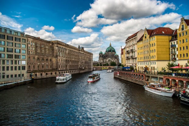 Một góc nhìn tuyệt đẹp về Dom Berlin với những chiếc thuyền đang lướt trên sông dưới bầu trời nhiều mây, Hình nền máy tính 2K