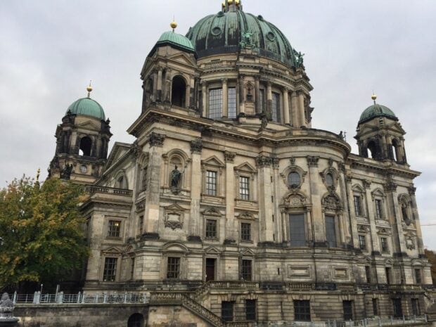 Nhà thờ Dom Berlin thể hiện những chi tiết kiến ​​trúc phức tạp và mái vòm dưới bầu trời nhiều mây, Hình nền máy tính HD