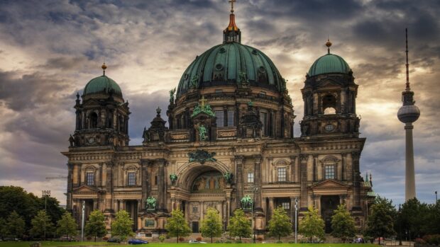 Nhà thờ Dom Berlin trưng bày kiến ​​trúc tuyệt đẹp dưới bầu trời nhiều mây, Hình nền máy tính HD