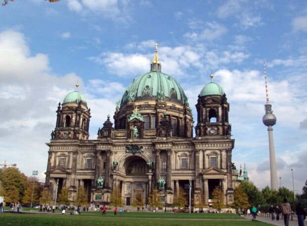 Nhà thờ Dom Berlin sừng sững với những mái vòm và tòa tháp lịch sử nổi bật trên nền trời nhiều mây, Hình nền máy tính HD