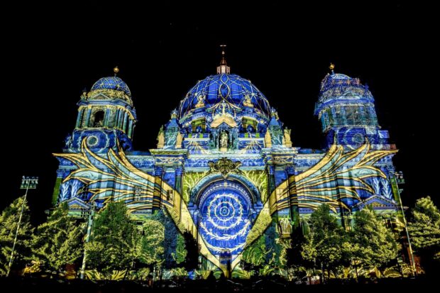 Nhà thờ Dom Berlin được thắp sáng với những họa tiết màu xanh và vàng rực rỡ vào ban đêm, Hình nền máy tính 2K