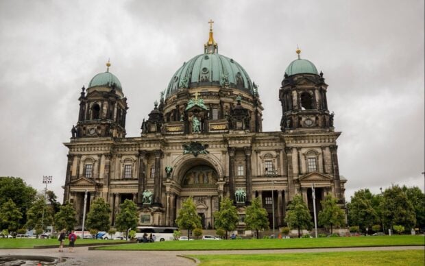 Nhà thờ Dom Berlin có kiến ​​trúc hùng vĩ với mái vòm xanh lớn và các bức tượng, Hình nền máy tính HD