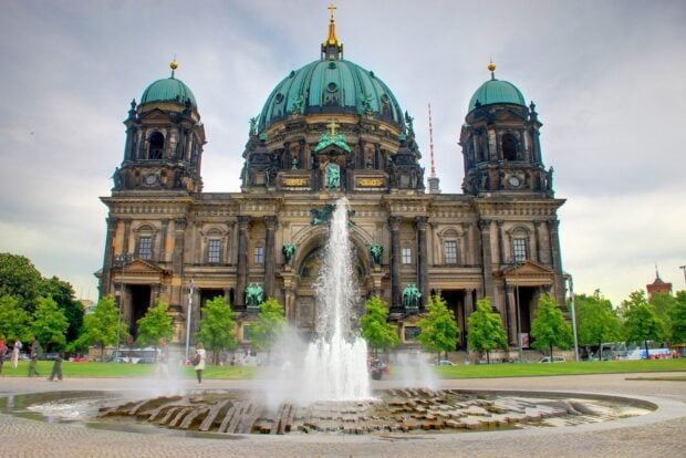 Hình nền Dom Berlin cho thấy nhà thờ lịch sử có đài phun nước ở phía trước, Hình nền máy tính HD