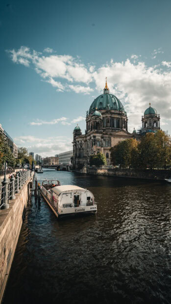 Hình nền Dom Berlin được nhìn thấy bên cạnh một dòng sông với một chiếc thuyền và bầu trời xanh, Hình nền di động HD
