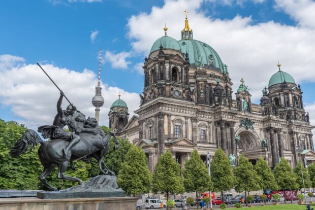 Hình nền Dom Berlin cho thấy một bức tượng lịch sử và nhà thờ dưới bầu trời xanh, Hình nền máy tính HD