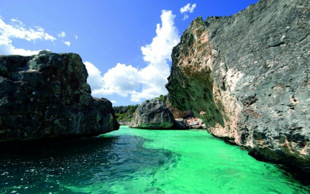 Crystal clear turquoise waters surrounded by rocky cliffs in the Dominican Republic, 2K Desktop Wallpaper