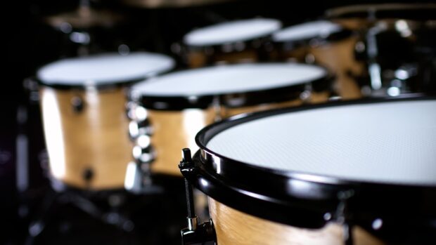 A close up of drums with wooden shells and white drumheads in a dark setting, HD Desktop Wallpaper