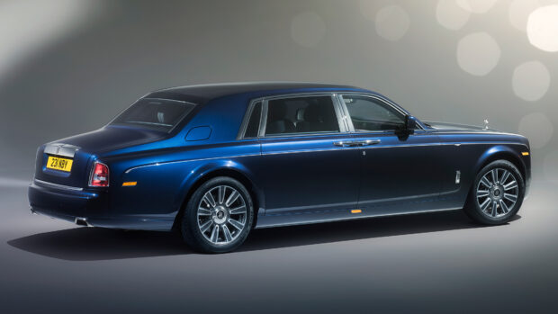 A blue Rolls Royce Phantom car is shown clearly from the side with detailed wheels and windows, 4K Desktop Wallpaper