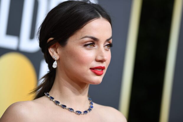 Ana De Armas wears sapphire necklace and diamond earrings at an event, 2K Desktop Wallpaper