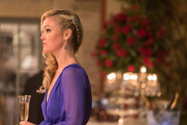 Julia Stiles is wearing a purple dress and holding a glass at a formal event, 2K Desktop Wallpaper