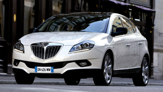 A stylish white Lancia car is parked on a city street with reflective windows, HD Desktop Wallpaper