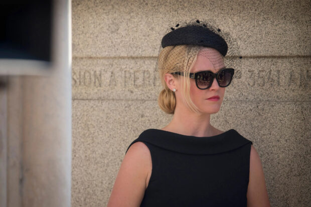 Julia Stiles wears a stylish black hat with netting, HD Desktop Wallpaper