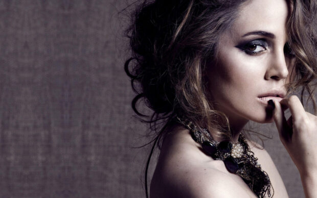 Eliza Dushku posing with dramatic makeup and an elegant necklace