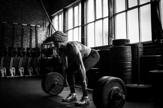 A woman is getting ready to lift heavy weights in a gym dedicated to powerlifting, 2K Desktop Wallpaper