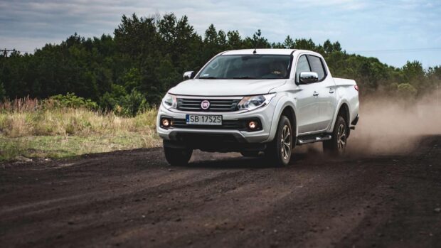 A white Fiat Fullback is driving fast on a rough dirt road surrounded by trees, HD Desktop Wallpaper