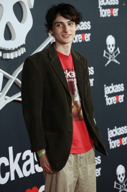 Finn Wolfhard is smiling confidently at the Jackass Forever premiere, HD Desktop Wallpaper
