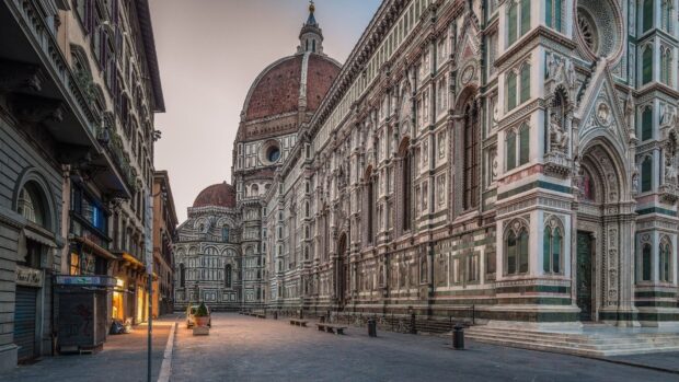 The Florence cathedral and its surrounding historical buildings are shown in the picture, HD Desktop Wallpaper