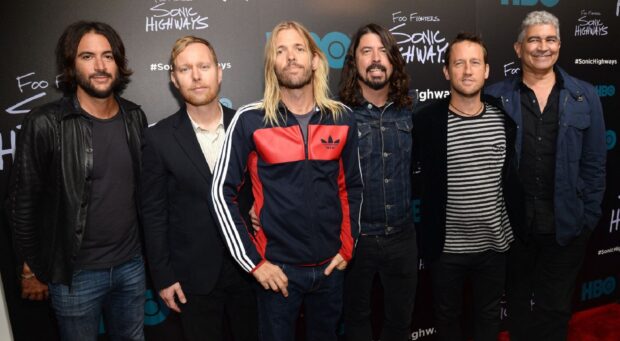 Foo Fighters band members posing together at an event, HD Desktop Wallpaper
