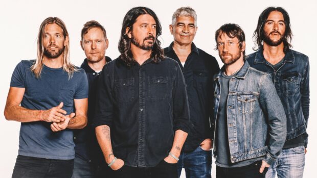 Foo Fighters Wallpapers featuring the band members standing together, 2K Desktop Wallpaper