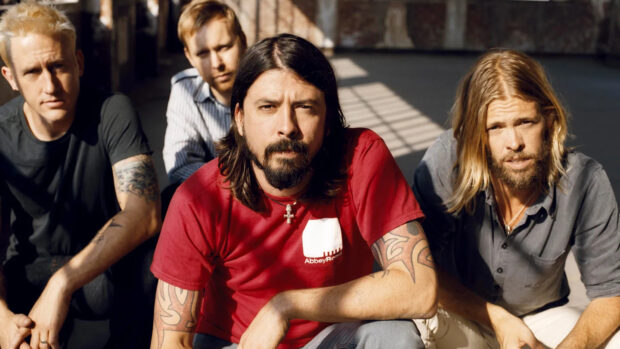 The Foo Fighters band members sitting together in sunlight, HD Desktop Wallpaper