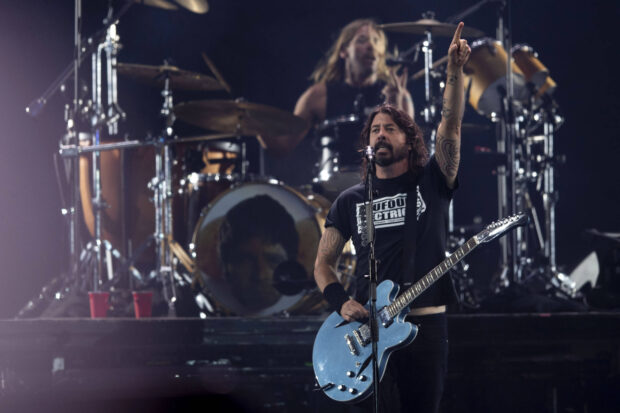 Foo Fighters performing on stage with guitar and drums, 2K Desktop Wallpaper